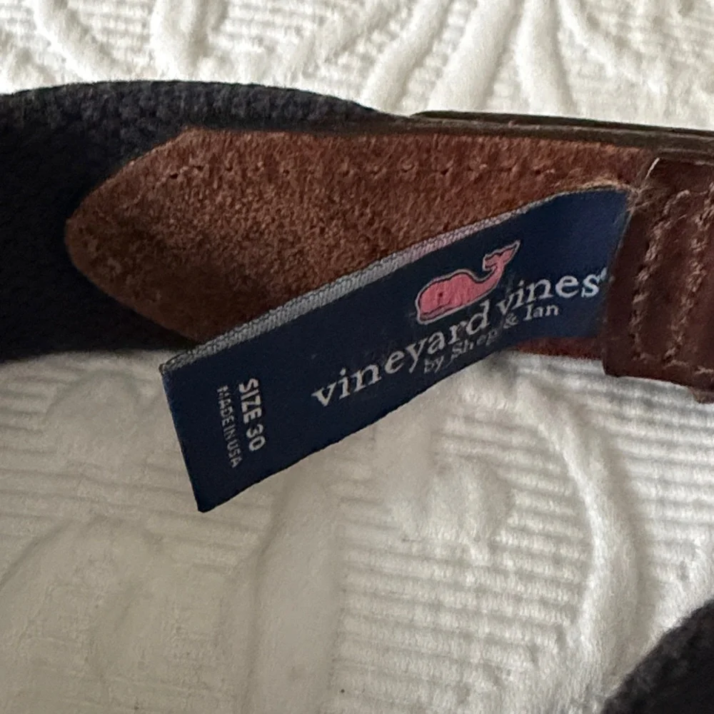 Vineyard Vines Belt, Size 30, Navy webbing with lavender lighthouse print
